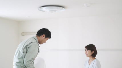 Obraz premium 照明器具を取り付ける男性