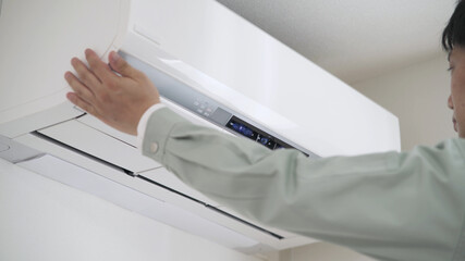 エアコンを取り付ける男性	
