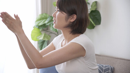 蚊を叩く若い女性	