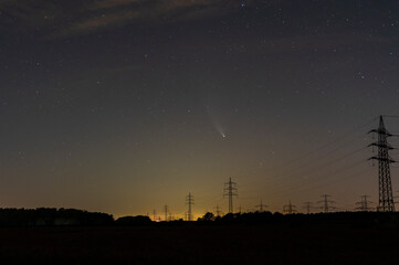 Der Komet Neowise  C/2020 F3 am nächtlichen Himmel über Deutschland im Bundesland Brandenburg im Spreewald