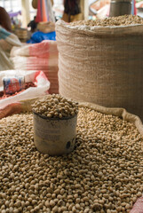 Haricots &oelig;il noir en vrac sur un march&eacute; de madagascar