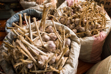 Ail en vrac sur un marché d'Antsohihy - Madagascar
