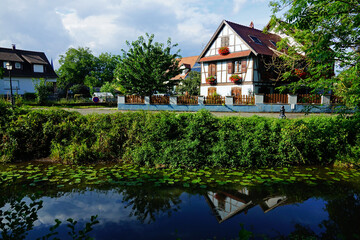 Fototapeta na wymiar Maison à colombages dans les berges du Canal de la Bruche, Strasbourg, reflets dans le lac