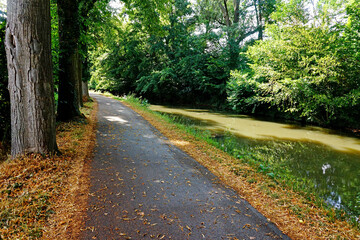 Les berges du Canal de la Bruche à Strasbourg, piste cyclable et pour pratiquer la randonnée pédestre