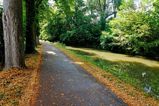 Les berges du Canal de la Bruche &agrave; Strasbourg, piste cyclable et pour pratiquer la randonn&eacute;e p&eacute;destre