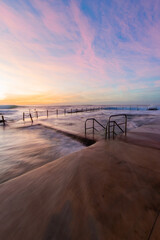 Fototapeta na wymiar Water flowing on the edge of rock pool, Avalon Beach, Sydney, Australia.