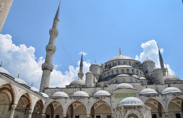 Obraz premium The Blue Mosque in Istanbul Turkey. It is the biggest Ottoman mosque in the world. Built in early 17th century to rival the Hagia Sofia and at a time when the Ottoman Empire was in decline.