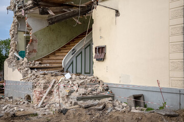 Abrisshaus mit Blick auf das verfallene Treppenhaus