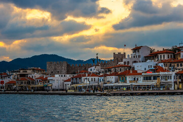 Obraz premium Widok na Stare Miasto z morza w mieście Marmaris