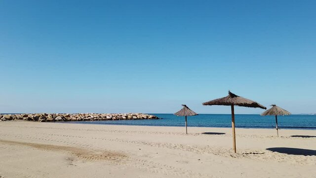voyage plage sable Espagne Catalogne oc&eacute;an mer vide parasol