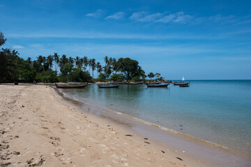Fototapeta na wymiar Tranquil beach with boats, on the island of Koh Lanta in southern Thailand.