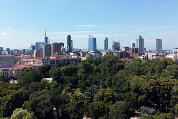 Obraz premium Europa, Włochy, Mediolan - widok z lotu ptaka drona na nową panoramę z widokiem na wieżowce z parku Giardini di Villa Reale w centrum miasta po zamknięciu Covid-19 Coronavirus