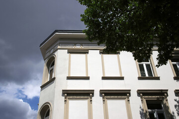 altbau mit blindfenstern