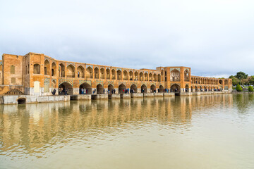 Pol-e Khadju-brug over Zayanderud-rivier, Esfahan, Iran