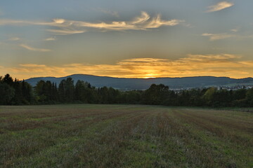 sonnenuntergang ein gelb roter himmel am horizont