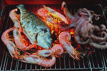 Grigliata di pesce. Orata, polpo, gamberi grill