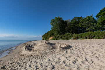 Strandvergügen - Sandburg bauen am Strand von Lobbe, Insel Rügen