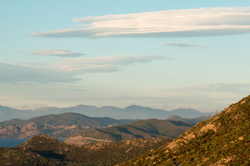 Paysage des chaines de montagnes Corse au coucher du soleil