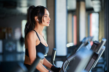 Fototapeta premium Fitnesswoman doing cardio in gym.