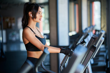 Fototapeta na wymiar Fit woman doing cardio in gym.