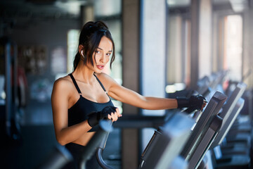Fototapeta na wymiar Fitnesswoman doing cardio in gym.