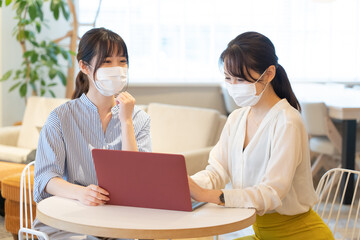 Obraz premium アジア人女性 ２人 ポートレート