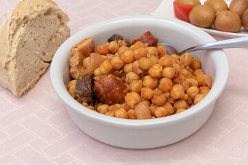 Garbanzos con chorizo, morcilla y carne de cerdo en un tazón
