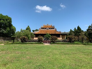 Fototapeta na wymiar Pelouse et pavillon de la Cité impériale à Hué, Vietnam