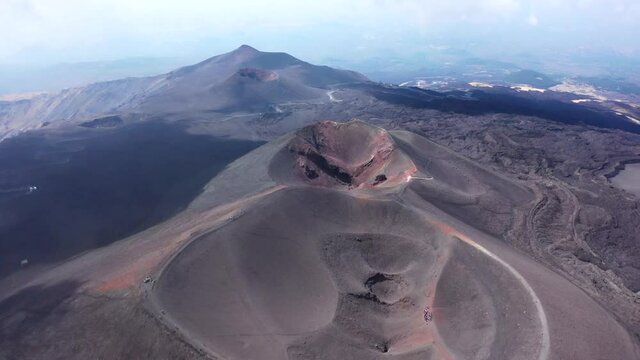 Turisti sull'Etna in Sicilia visti dall'alto- vista del cratere Barbagallo del vulcano