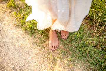 Fotografia dall'alto piedi nudi di donna sul campo di grano. 