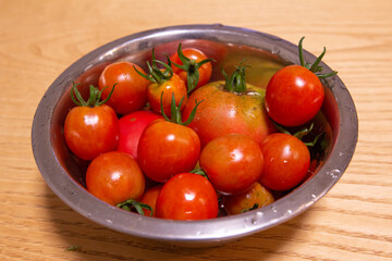 ボールに入ったトマトとミニトマト