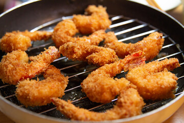 フライパンに乗った手作りエビフライ