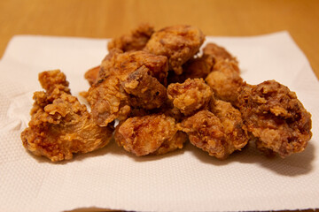 皿に盛りつけた手作りの鶏唐揚げ