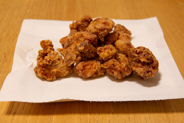 皿に盛りつけた手作りの鶏唐揚げ