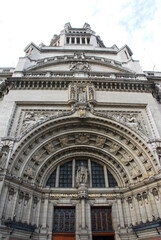 ヴィクトリア・アンド・アルバート博物館の正面
