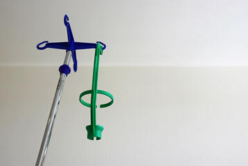 Ständer mit Halterung für eine Infusionsflasche