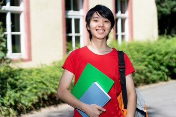 Lachender chinesischer Studente in Deutschland