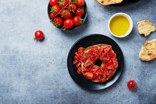 Friselle with tomato, oil and origano