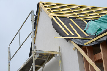 Isolation d'un toit d'une maison en construction