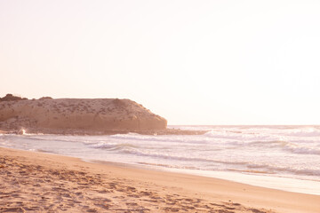 Onde al tramonto nella spiaggia di Kos. Grecia. 