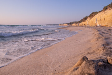 Onde al tramonto nella spiaggia di Kos. Grecia. 
