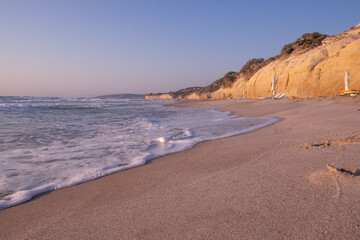 Onde al tramonto nella spiaggia di Kos. Grecia. 