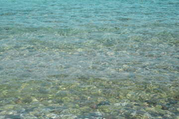Naklejka na ściany i meble Acqua cristallina spiaggia con sassi di Kos. Grecia