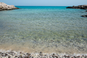 Acqua cristallina spiaggia con sassi di Kos. Grecia
