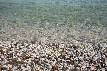 Acqua cristallina spiaggia con sassi di Kos. Grecia