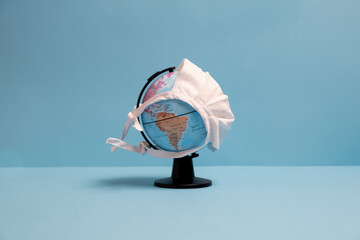 Weltkugel mit weißer Maske mit Sicht auf Nordamerika mit blauem Hintergrund