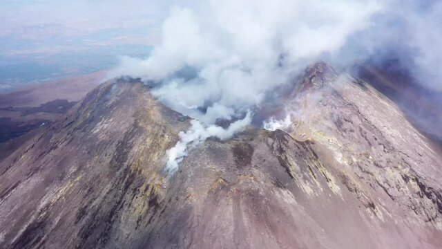 Etna - Panorama del  cratere del vulcano di Sicilia con fumo e magma