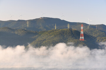 柳山の山並みと風力発電の風車
