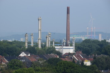 Fototapeta na wymiar Schornsteine einer Industrieanlage in Herne