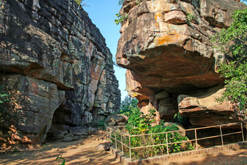 Obraz premium Bhimbetka rock shelters - An archaeological site in central India at Bhojpur Raisen (Near Bhopal) in Madhya Pradesh.